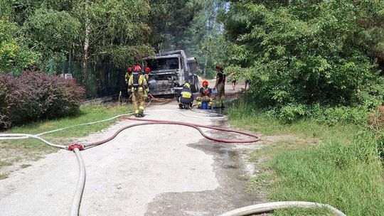 Płonąca, jadąca ciężarówka zablokowała ruch. Sprawdź, dlaczego dochodzi do zapłonu i jak unikać utrudnień