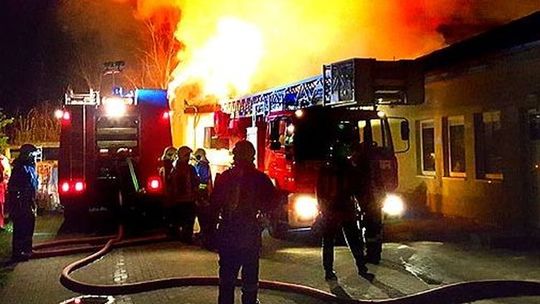 Płonące samochody i powalone drzewa