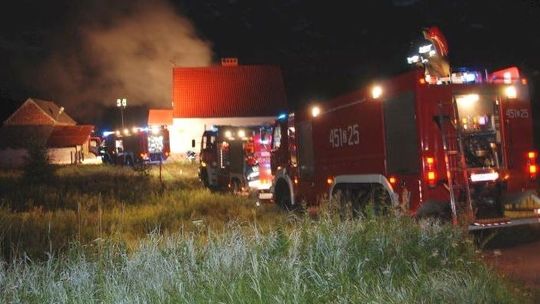 Płonął budynek gospodarczy przylegający do budynku mieszkalnego