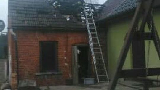 Płonął dach domu. Pożar wybuchł w wyniku rozszczelnionego przewodu kominowego