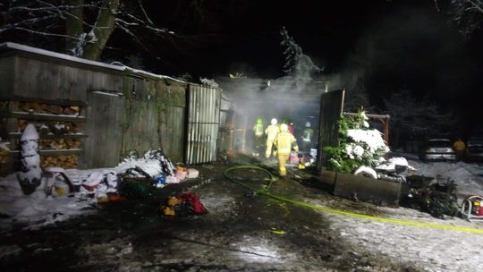 Płonął garaż. Ogień zagrażał pobliskim zabudowaniom Płonął garaż. Ogień zagrażał pobliskim zabudowaniom