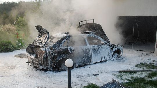 Płonął garaż.  W środku był samochód i butle gazowe