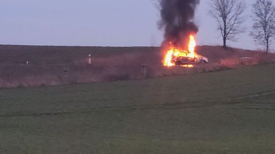 Samochód płonął jak pochodnia