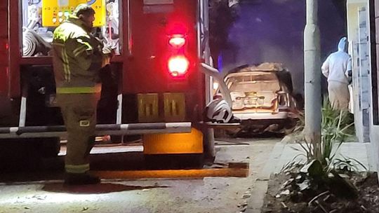 Płonęły auta przy kościele. Nocna walka strażaków z ogniem