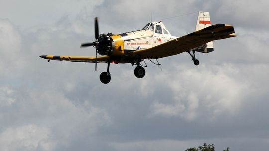 Płonie suchy las. Bomby wodne gaśniczej artylerii