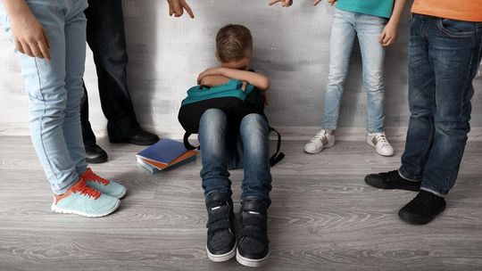 Głupie żarty, wykluczanie, przemoc fizyczna – tak wygląda codzienność wielu uczniów