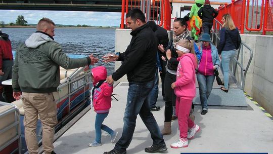 Pływali na katamaranie, a Gryfuś i Laguś rozdawali baloniki