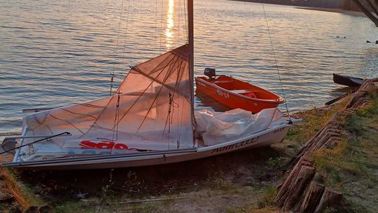 Pływali po jeziorze. Nagle żaglówka wywróciła się i...