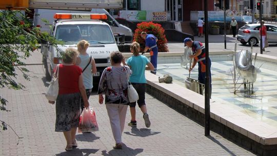 Po co czyszczą fontannę