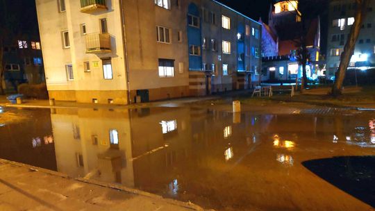 Po krótkiej ulewie ulica w Gryfinie zamieniła się w jezioro 