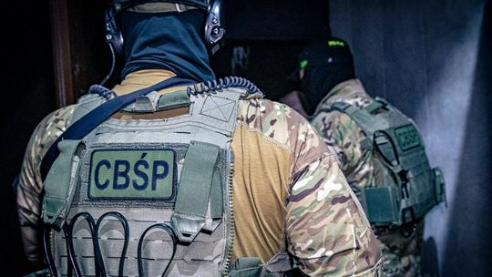 Policjanci zatrzymali podejrzanych o zbrodnię sprzed lat. Odpowiedzą za kradzież i morderstwo