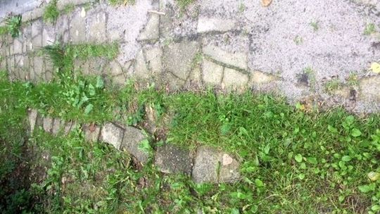 Po takim chodniku musimy chodzić