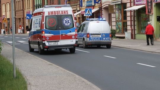 Po zderzeniu pasażerka przeleciała nad samochodem i spadła na pasy