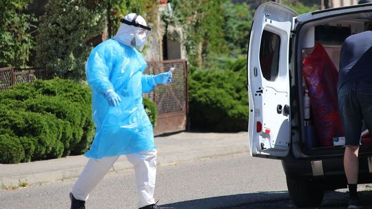 Pobierali wymazy od tych na izolacji - fotorelacja Pobierali wymazy od tych na izolacji - fotorelacja