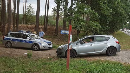 Pobili taksówkarza i w lesie wyrzucili go z auta. Mężczyzna walczy o życie [WIDEO]