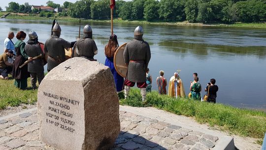 Pobłogosławił w Odrze wodę, więc można się kąpać [FOTO, WIDEO]