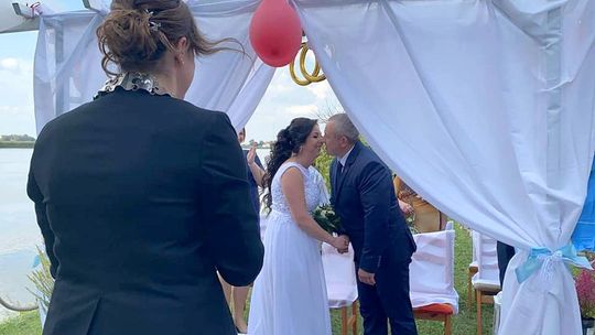 Pobrali się w plenerze. To pierwszy taki ślub w tej gminie