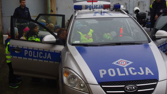 Pobrano odciski palców i zaproszono do radiowozu