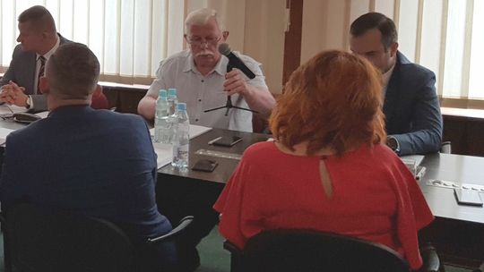 Pochlebca burmistrza musiał odczytać postulaty mieszkańców, będące krytyką Sawaryna [WIDEO]