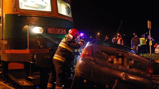 Pociąg staranował samochód na przejeździe