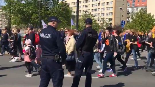 Mamy rekordowo niską płacę - mówi nauczyciel. Protest na początek roku szkolnego