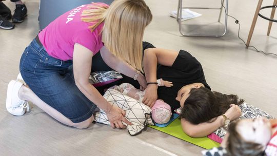 Początki karmienia piersią mogą być dla wielu mam wyzwaniem. Rady położnej