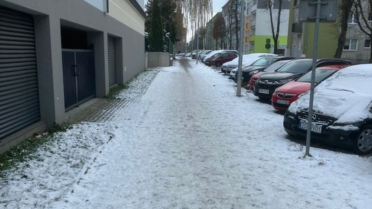 Pod halą sportową leży śnieg i leży....