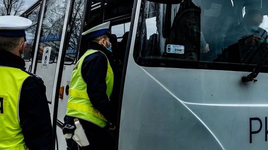 Pod nadzorem szczególnie środki komunikacji publicznej. Policjanci sprawdzają zakrywanie ust i nosa maseczką