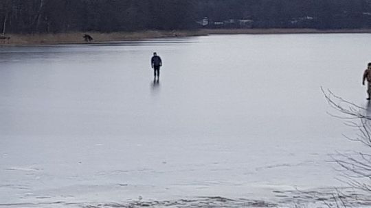 Pod ojcem i jego synami załamał się lód