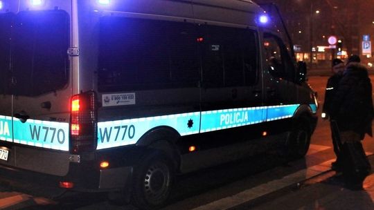 Pod wpływem alkoholu i narkotyków uciekał przed policją. Poszukiwany staranował plac zabaw i ogródki przydomowe Pod wpływem alkoholu i narkotyków uciekał przed policją. Poszukiwany staranował plac zabaw i ogródki przydomowe