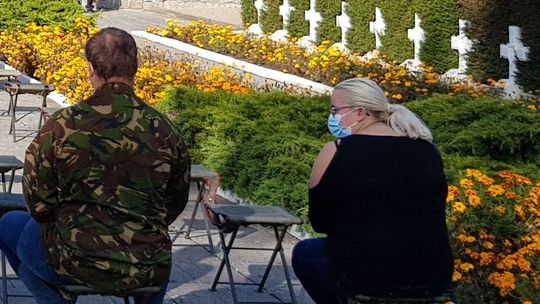 Podaruj im znicz lub kwiaty