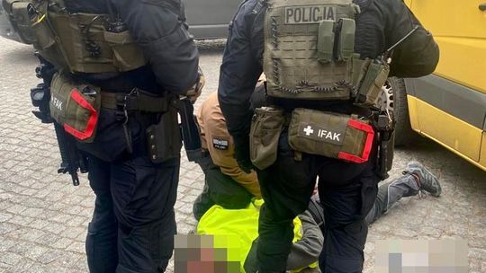 Podawali się za policjantów. Wpadli z atrapami