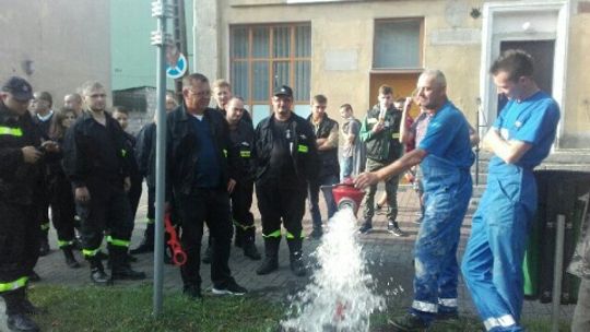 Podczas ćwiczeń sprawdzali hydranty