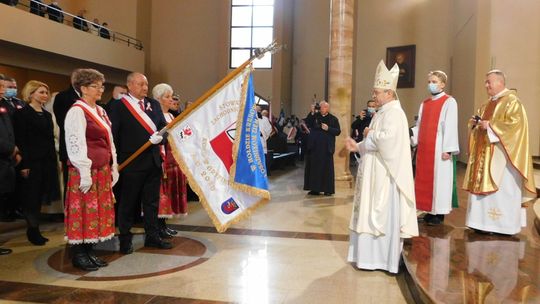 Podczas mszy św. za Ojczyznę poświęcono kopię obrazu i sztandar [ZDJĘCIA]