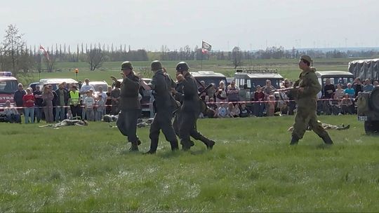 Podczas patriotycznych uroczystości pokazali widzom rozstrzelanie niemieckich jeńców