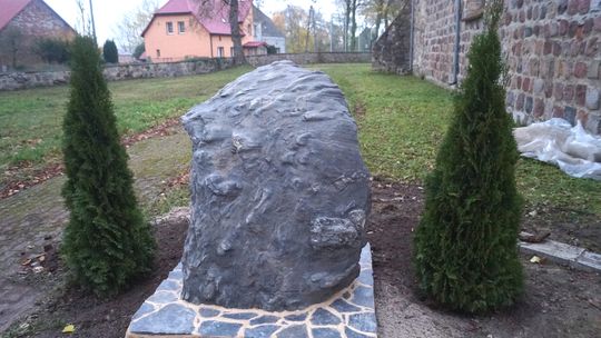 Podczas uroczystości odsłonią taki głaz, a na tablicy...