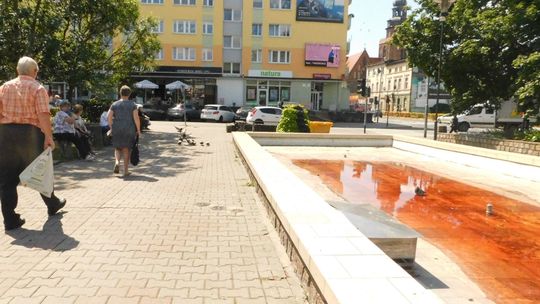 Podejrzana czerwona ciecz w fontannie. Mieszkańcy zdenerwowani bałaganem