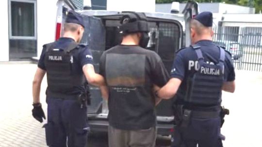 Podejrzany o zabójstwo matki i atak na babcię siedzi za kratami. Sąd w Gryfinie podjął decyzję. 20-latkowi grozi dożywocie