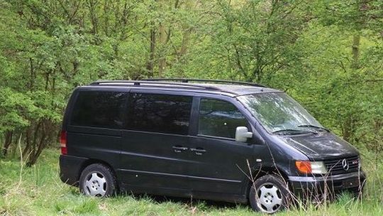 Podejrzany samochód w lesie