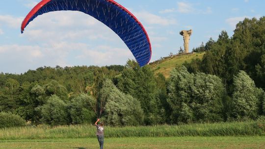 Podniebne akrobacje z Górą Czcibora w tle