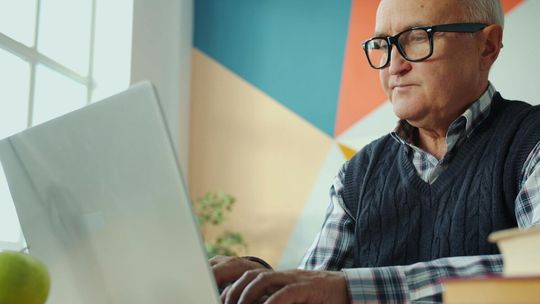 Podwyżki emerytur i rent. Znamy rządową propozycję, barierę 2 tysięcy złotych zostanie złamana