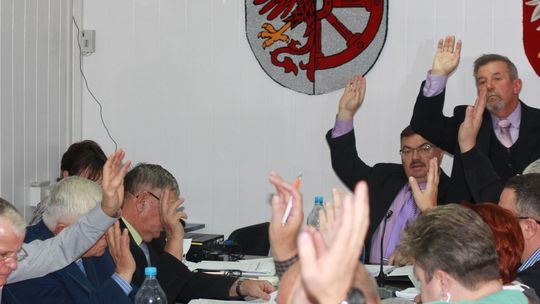 Podnoszą ręce niczym semafory