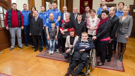 Podopieczni DPS wraz z siatkarzami odwiedzili wojewodę