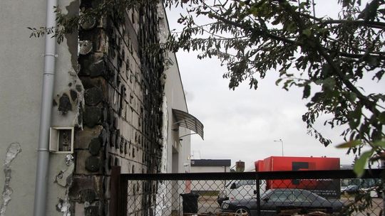 Podpalił sklep, rozebrał się i biegał dookoła ognia