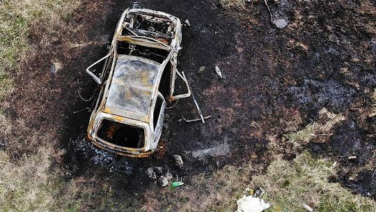 Podpalił suchą trawę. Spalił samochód