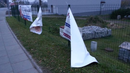 Podpalone banery i pozrywane plakaty