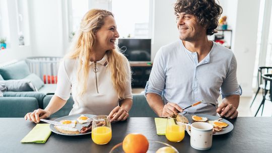 Podpowiadamy w jaki sposób zjeść jajko na śniadanie