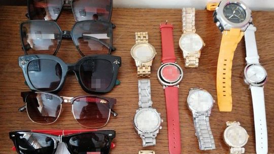 Podrobioną odzież, zegarki i kosmetyki sprzedawali przez internet. Wpadli z przewożonym towarem