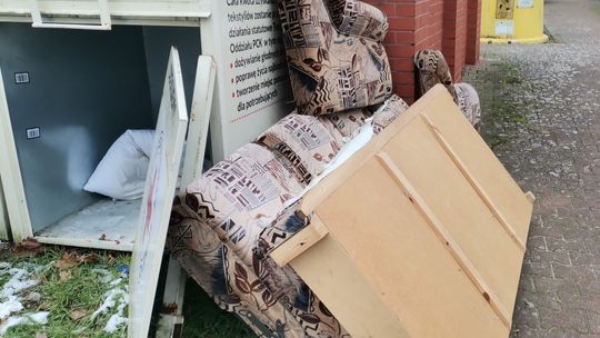 Podrzucił innym swoje śmieci i odjechał! - informuje oburzony czytelnik