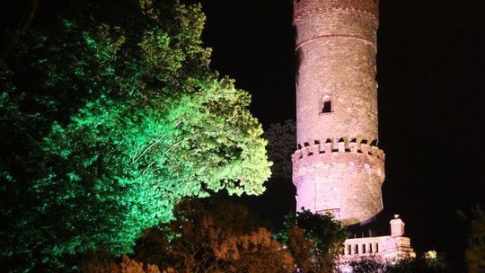 Podświetlona wieża wygląda tak